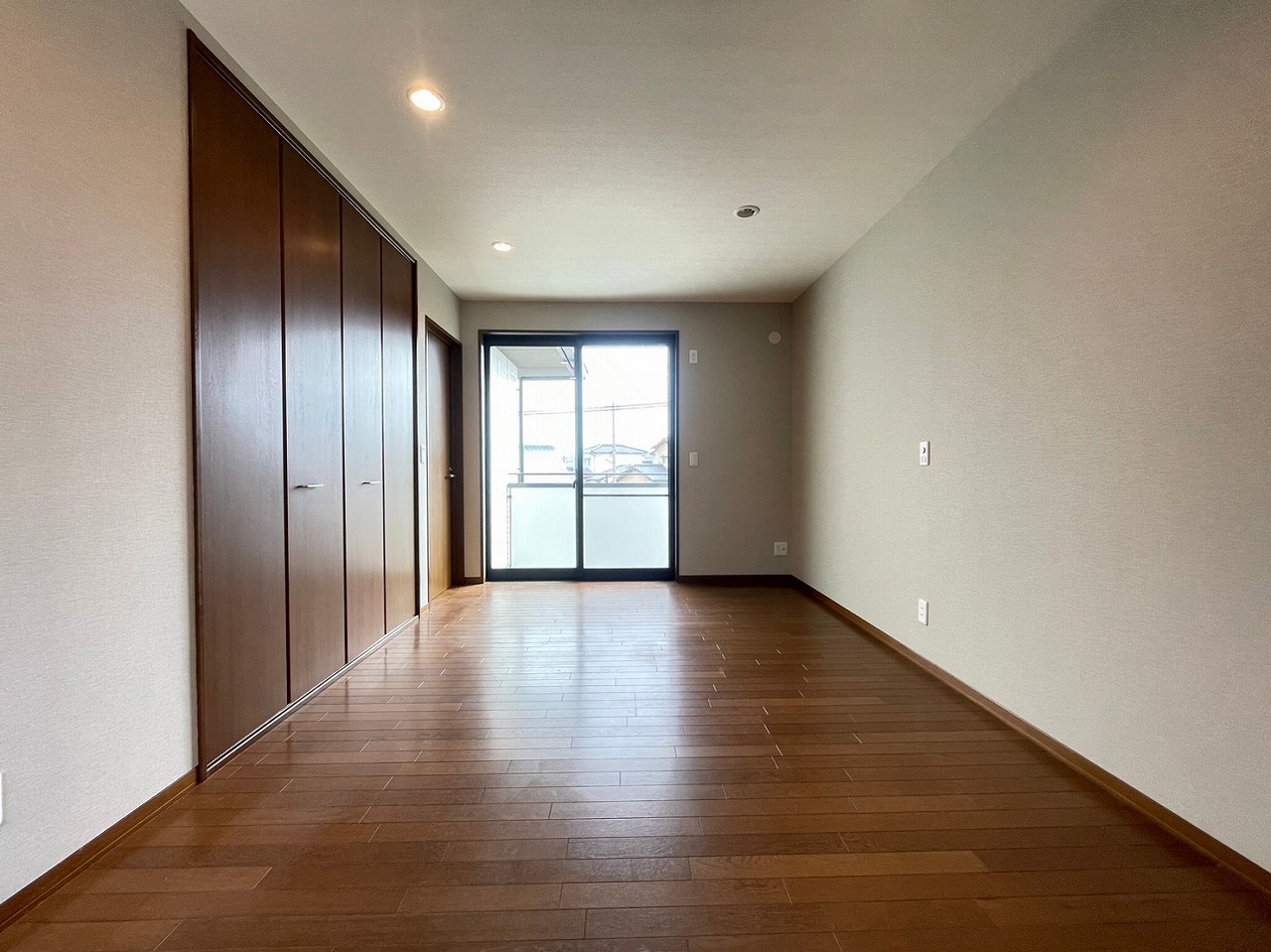 バルコニー側のお部屋は明るい陽射しが入ります♪