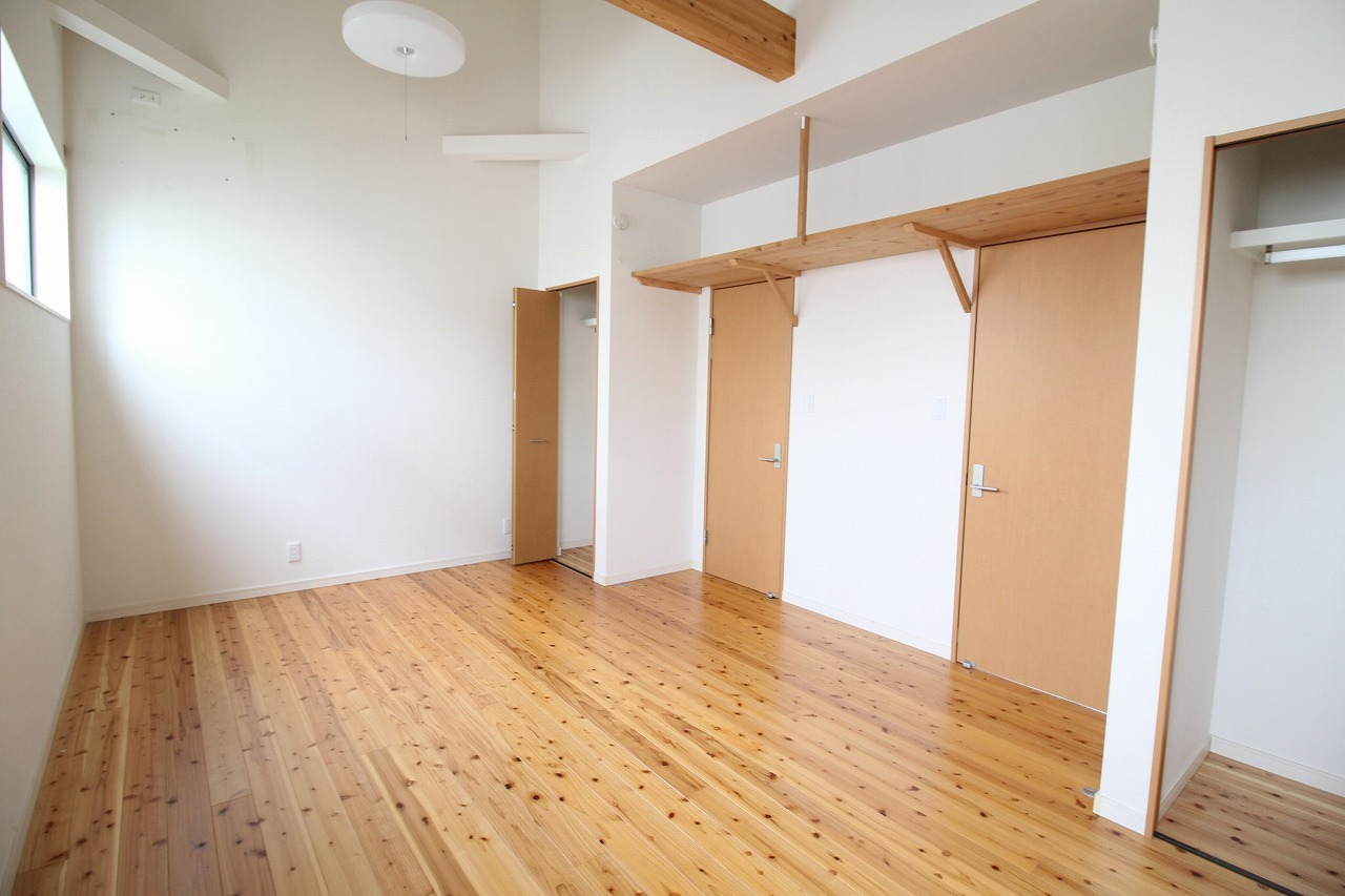 10帖の広い洋室は２部屋に分けられるよう扉が２つ付いてます