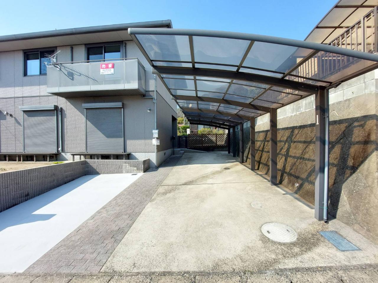 駐車場　カーポート付き♪増設工事で普通車３台悠々と停められます♪