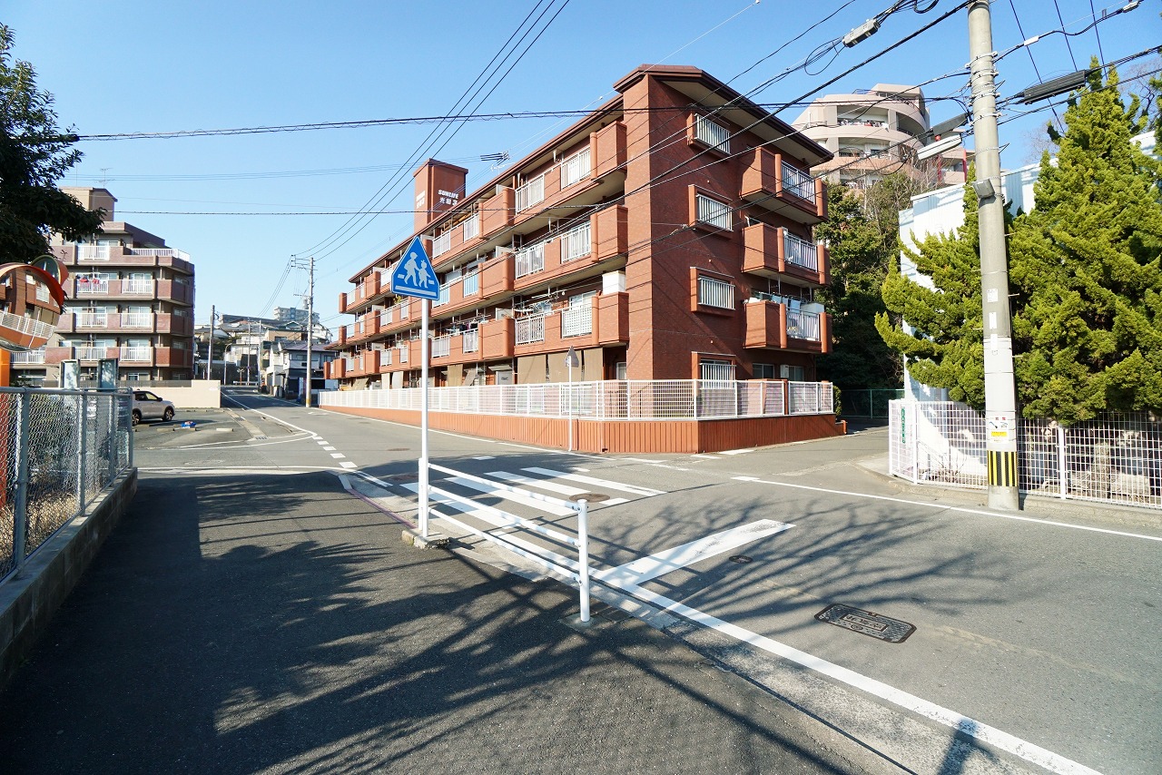 平坦地に位置し、商業施設や公共施設などが近くにあり、利便性の良い立地です。