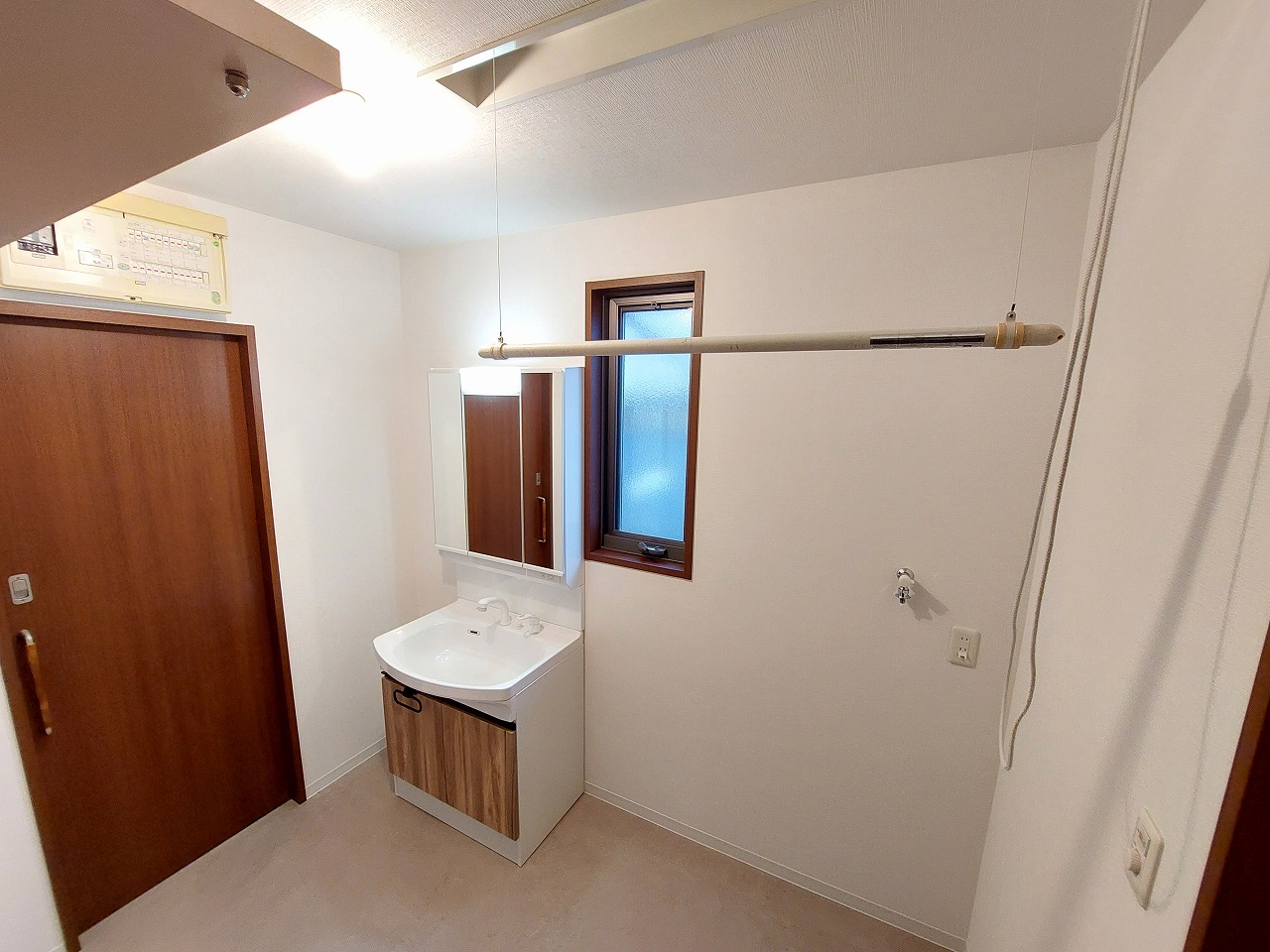 脱衣所　洗面台交換済み♪部屋干しも可能です♪