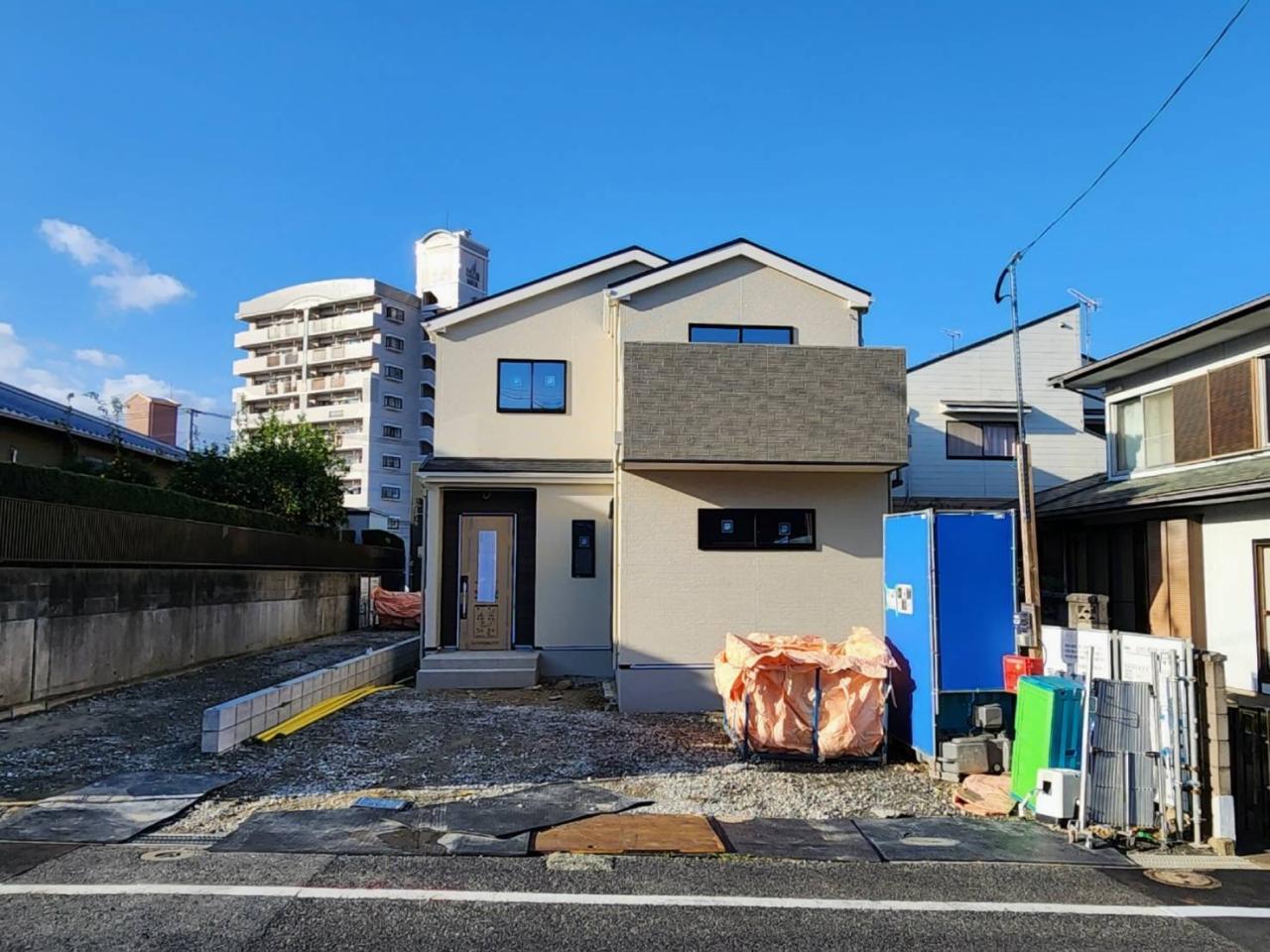 建築中