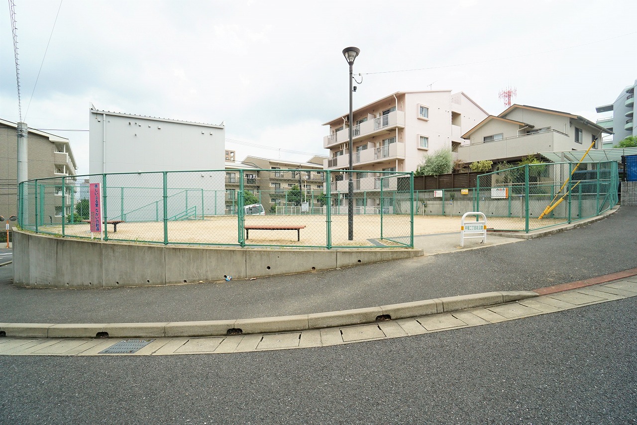 向かい側にある公園
