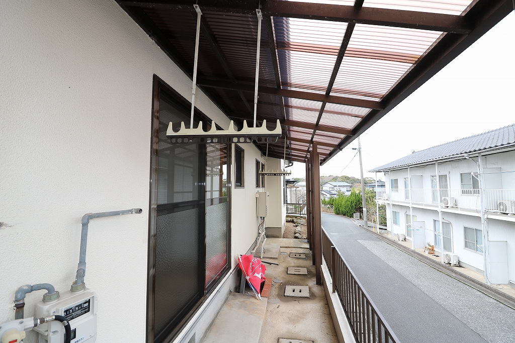 裏に屋根付きの洗濯物干し場があります♪