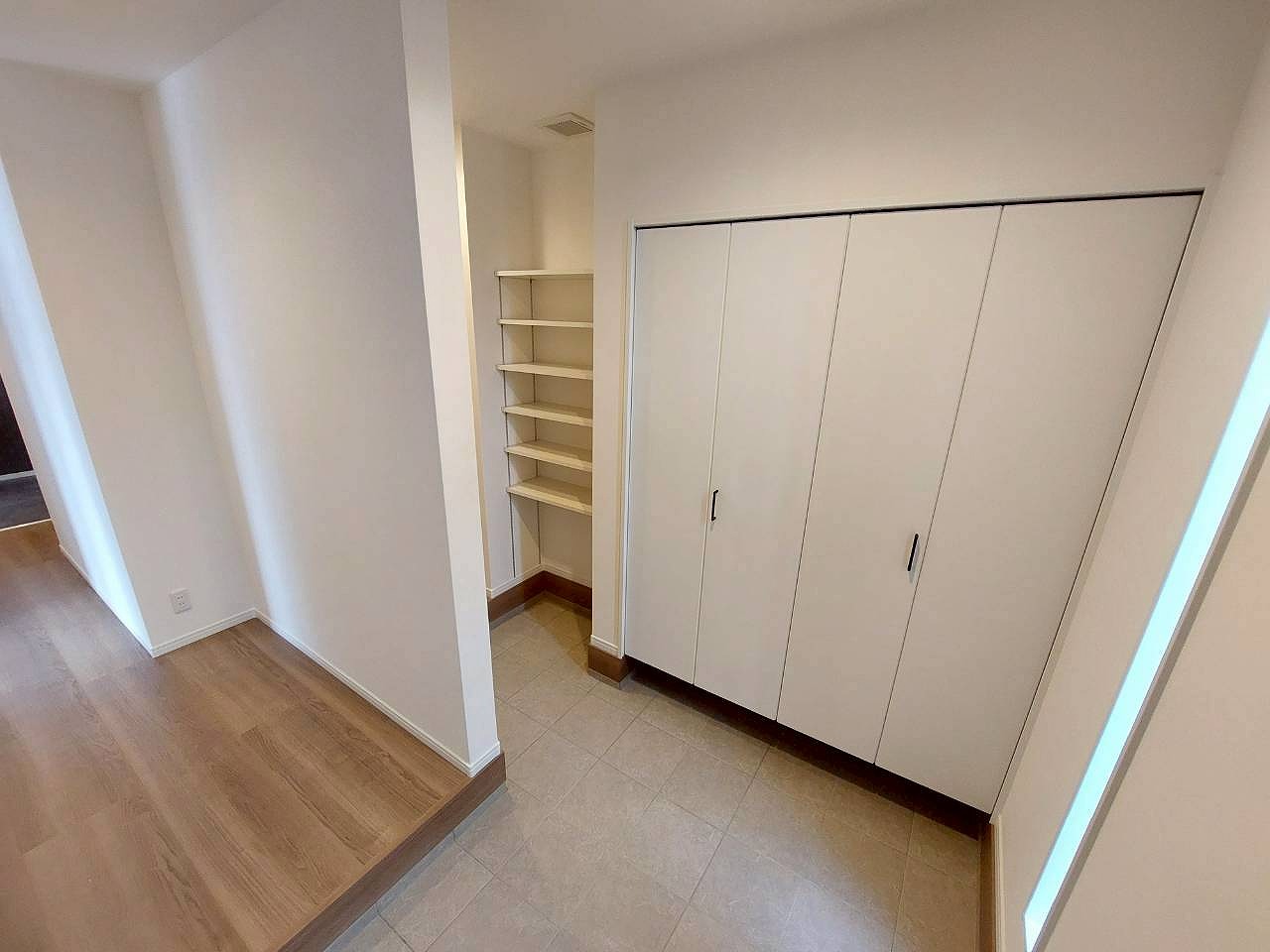 玄関　シューズインクローゼットと並列しております。