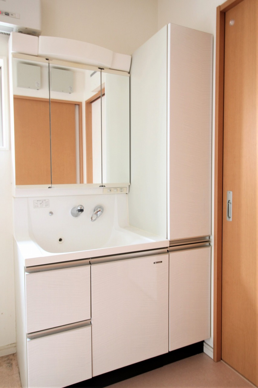 お手入れしやすく使いやすい３面鏡付きの洗面台。収納スペースも広く、洗剤や掃除道具をたっぷりと収納できます。