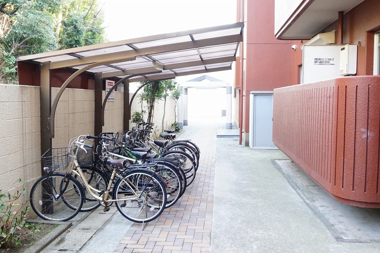 ご近所へのお出かけは、自転車を利用しても便利です。自転車置き場はこちらです。