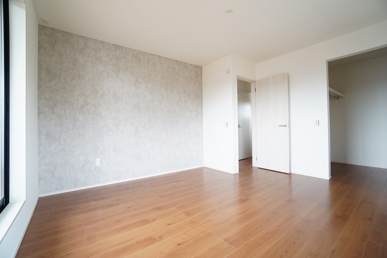 南東側洋室8.5帖　バルコニー側のお部屋にWICがあるので、乾いた洗濯物もすぐに収納出来て便利です