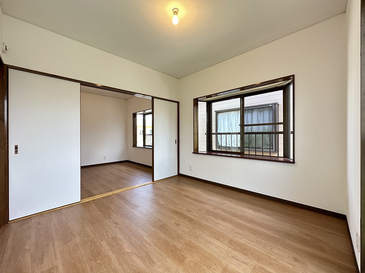 洋室2-1　部屋が明るく広く感じる出窓があるお部屋