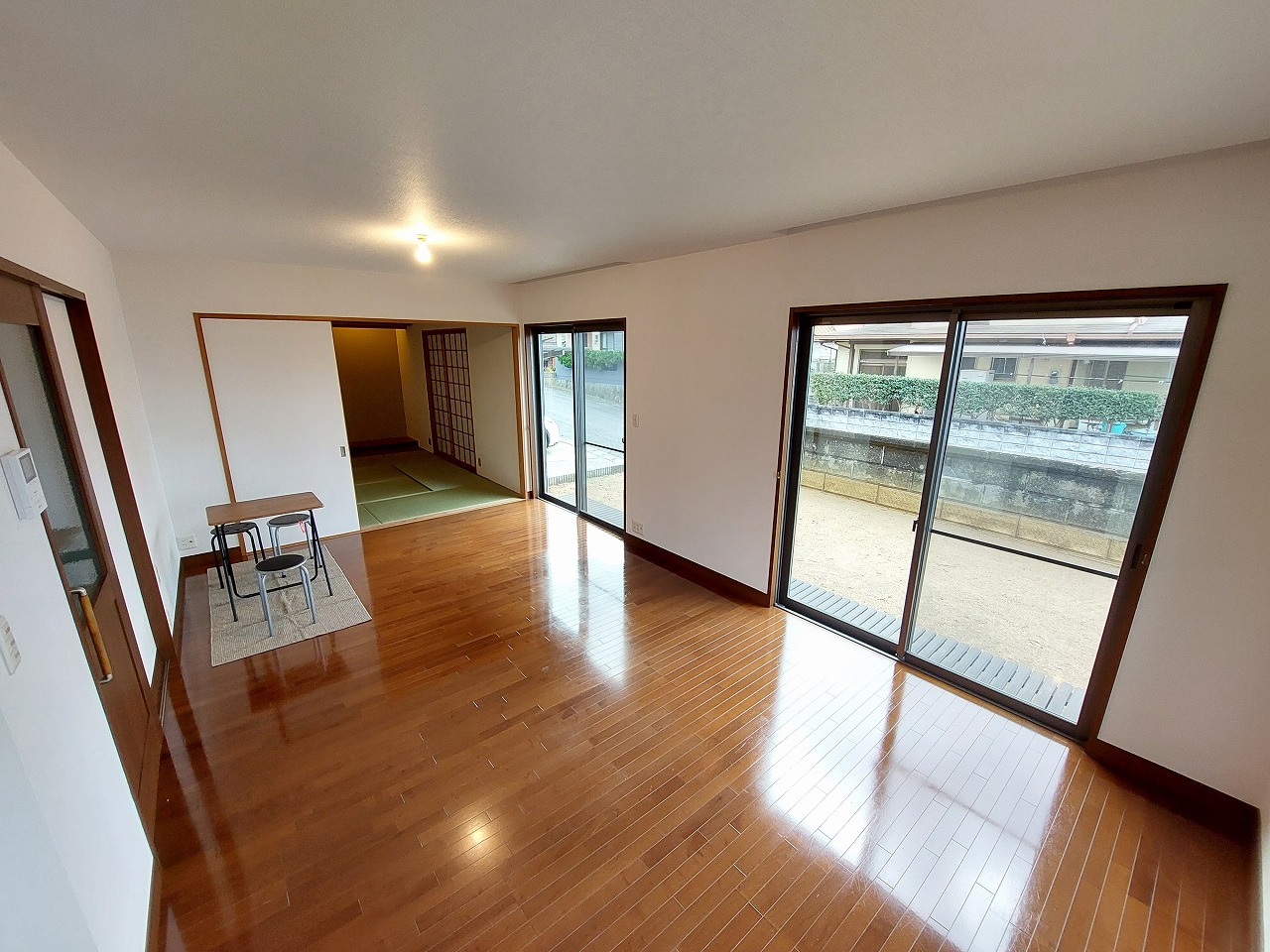 リビング　雨戸シャッター付です♪