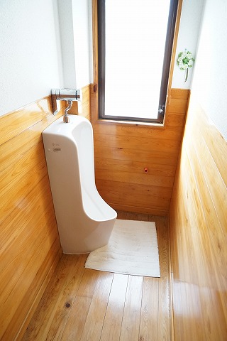 2Fの男性用トイレです。備えてあれば使用したい設備です。