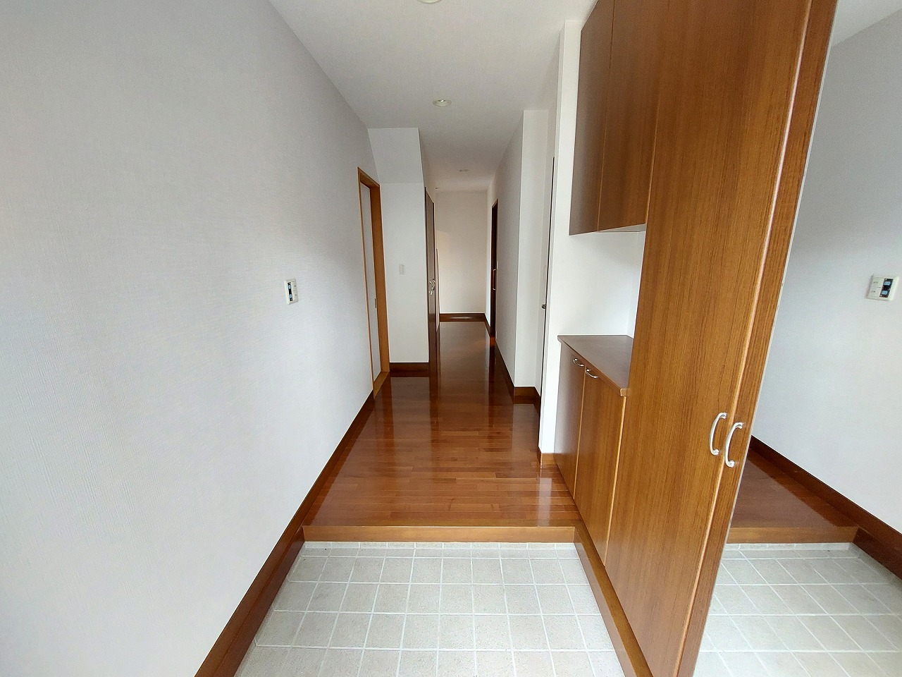 玄関　靴箱もしっかりついて、階段下収納も魅力的です♪