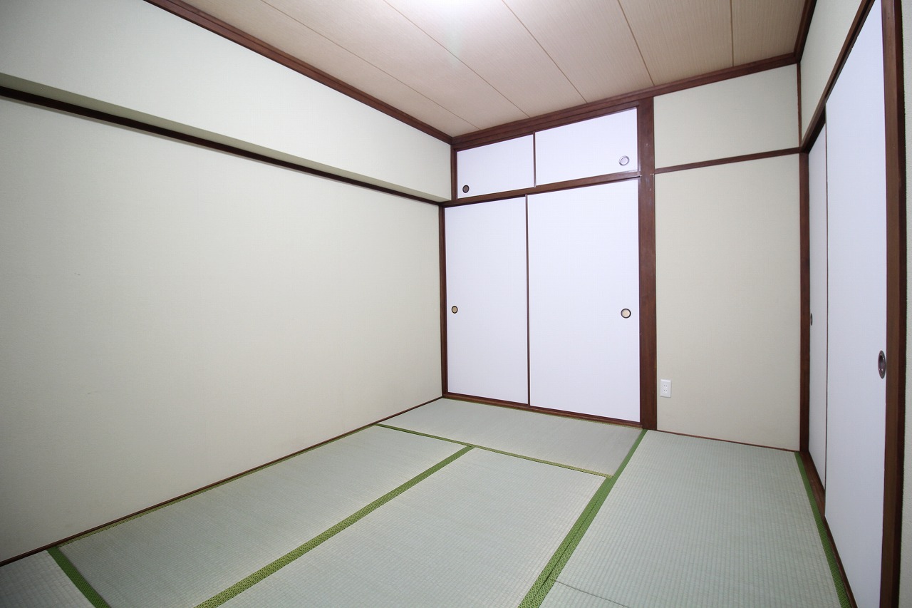 バルコニーに面した明るい和室(約6帖)