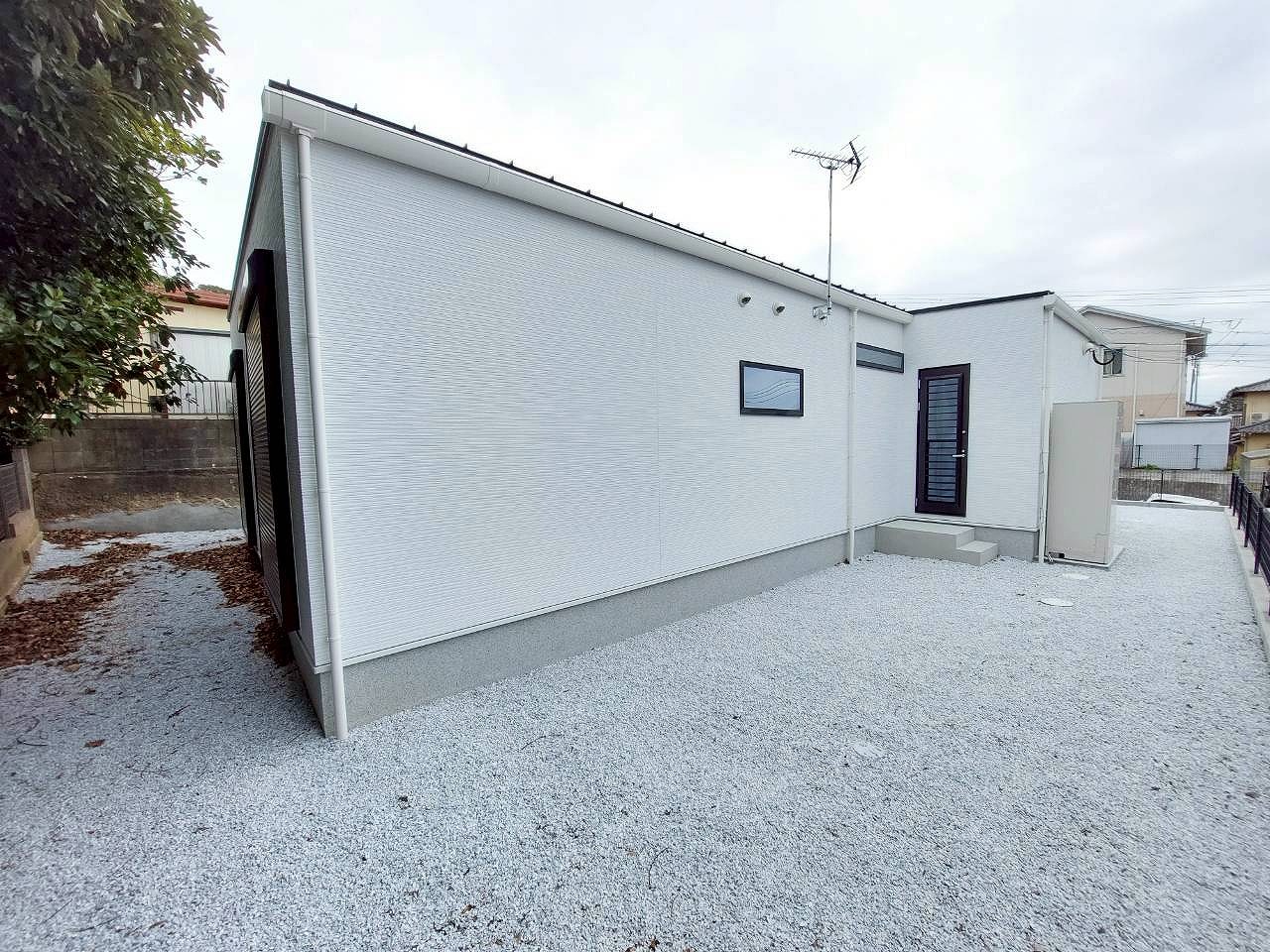 外観　裏にも物置等を設置出来るスペースを設けております。