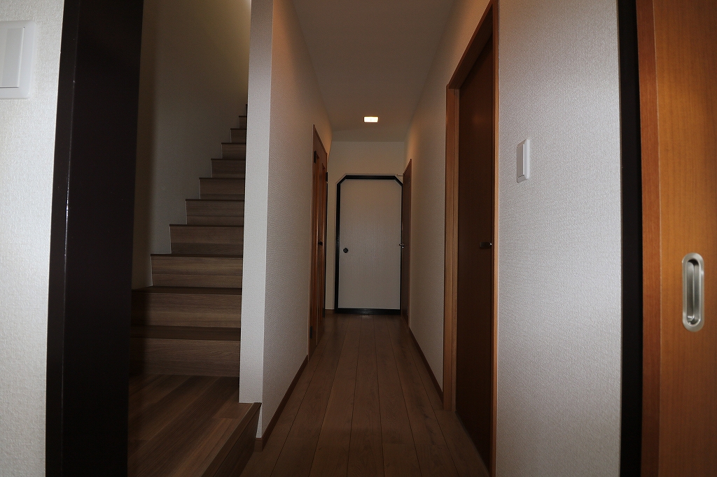 １階廊下：階段下の収納があります♪