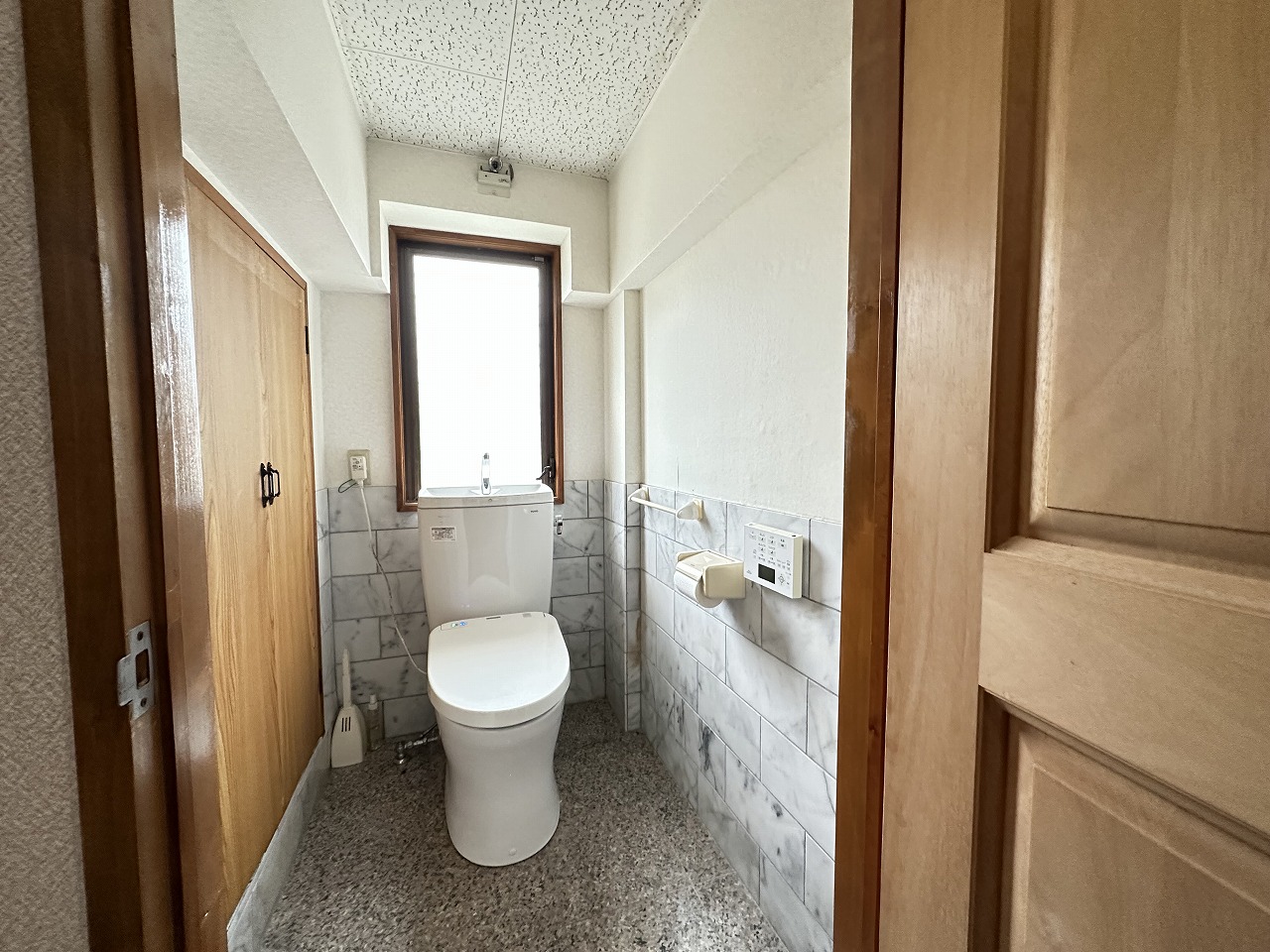 1Fトイレです。トイレ横には階段下スペースの収納があります。