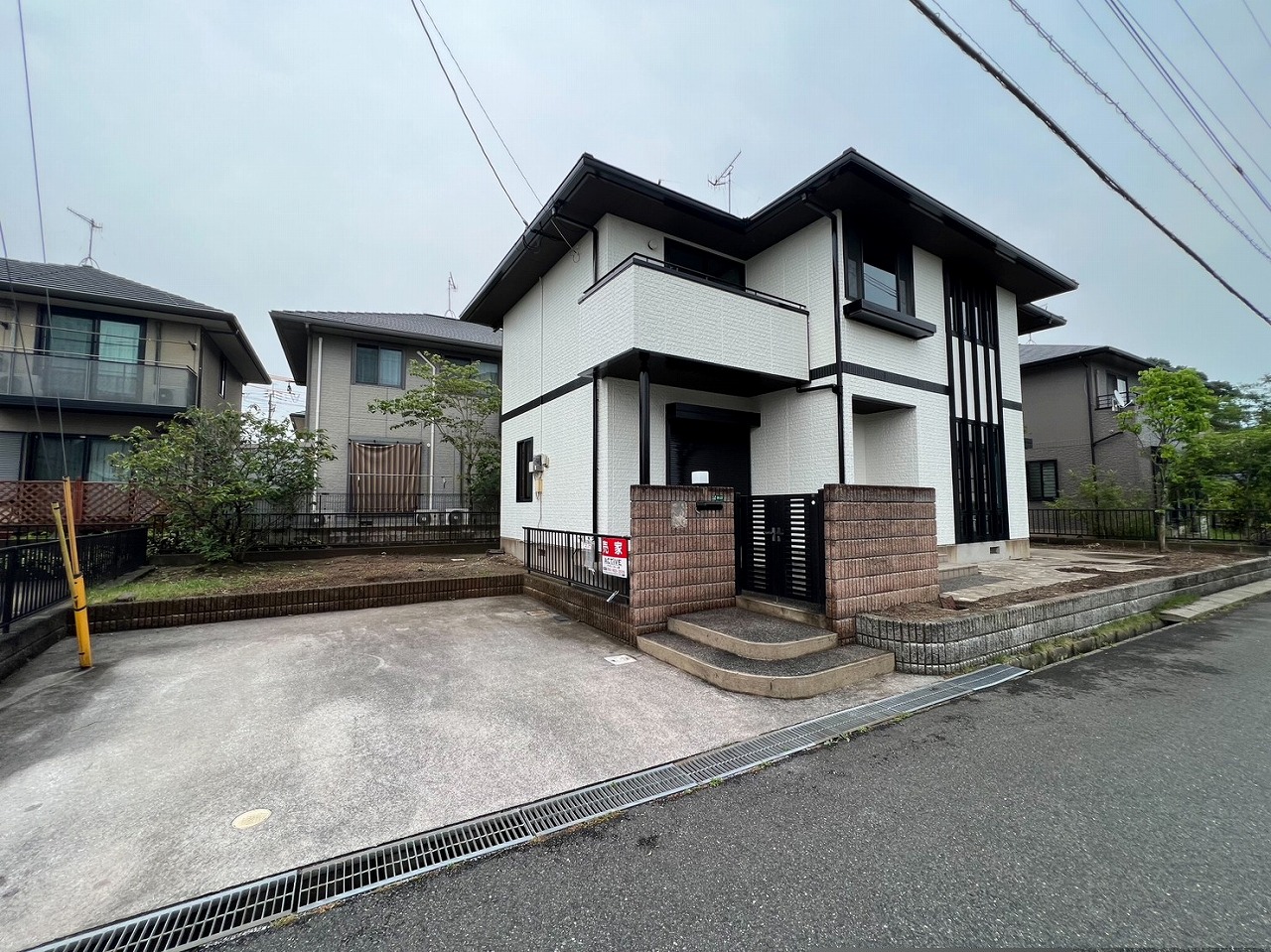外観　駐車場は出し入れしやすい並列２台