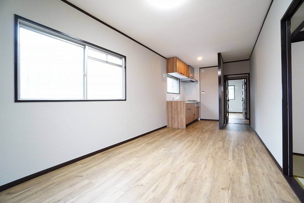 キッチンの背面は壁で仕切られており、家事に集中できる空間となっております。