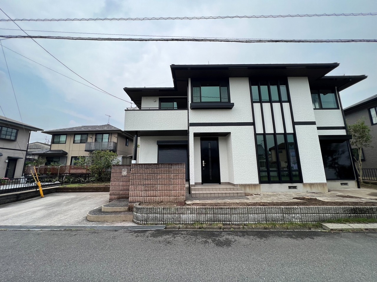 外観　屋根・外壁塗装済で綺麗な外観になってます！