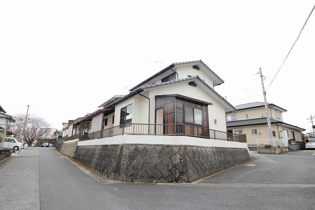 三方角地で前面道路も広いので安心です