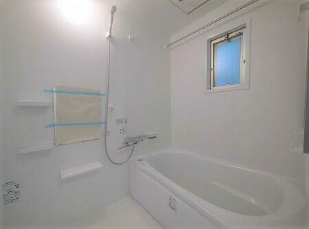 ユニットバス新品　浴室に小窓があり、換気も十分にできてカビ発生の防止になります    