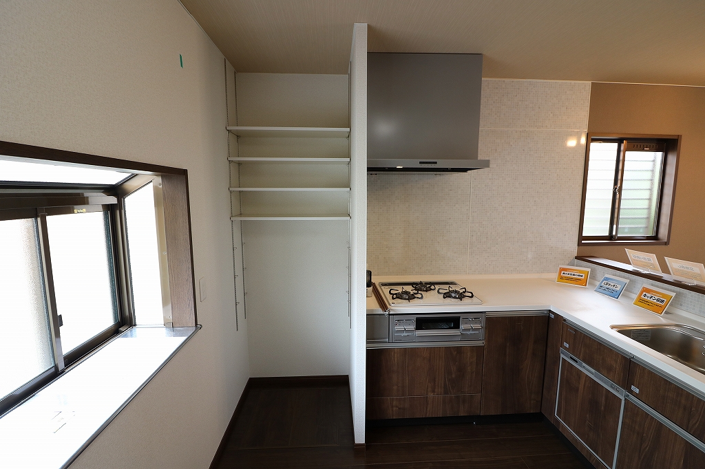 キッチンまわり（キッチンのすぐ隣に高さを調整できる簡易な棚があり、非常に便利です♪）