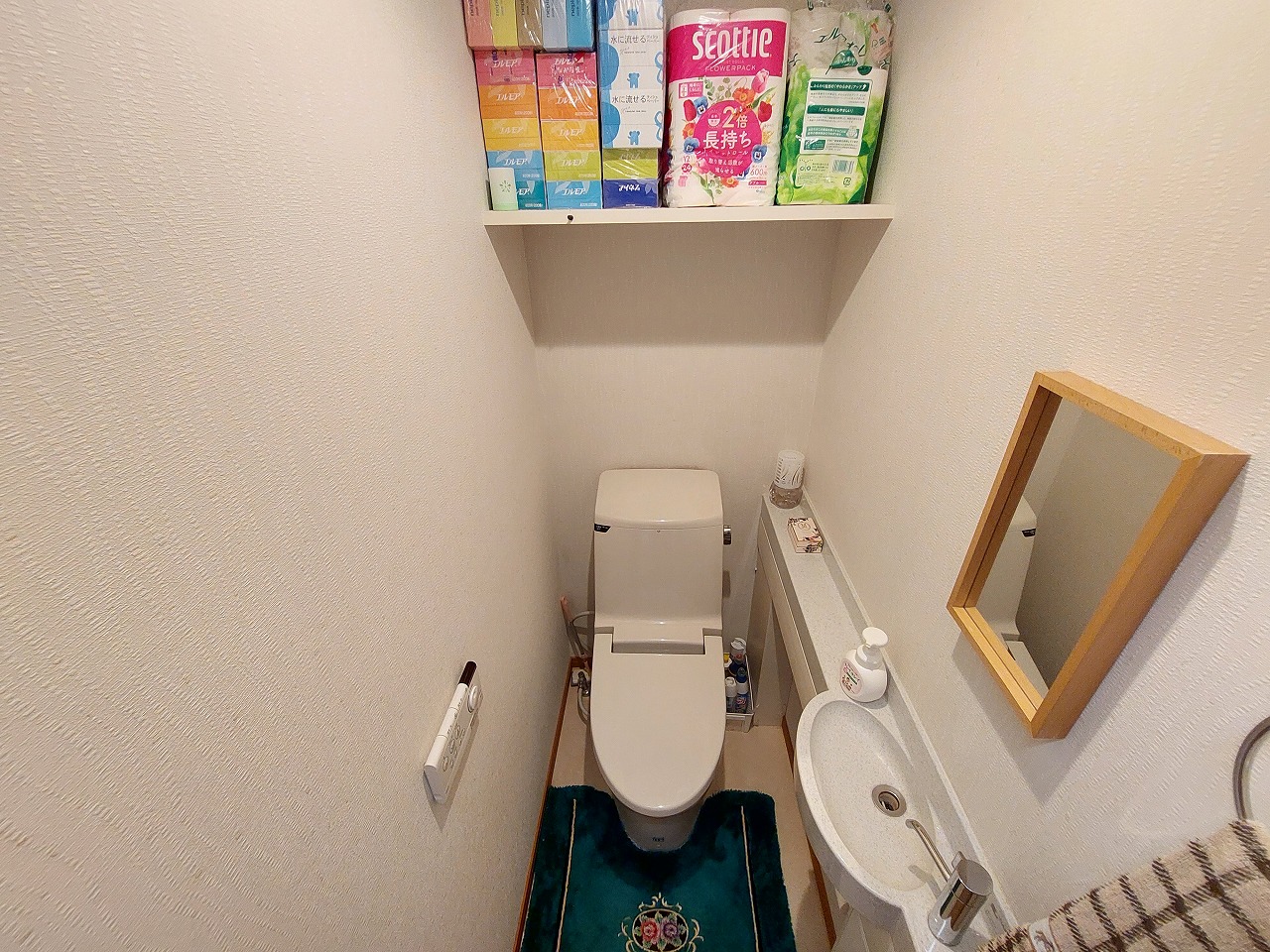 トイレ　抜群な物置棚付きです！