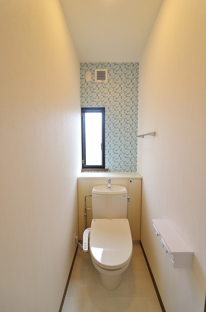 １階トイレ　温水洗浄便座付きのトイレ