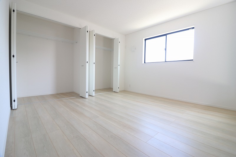 白い建具はお部屋が明るく見え、どんな家具とも相性がよさそうです    