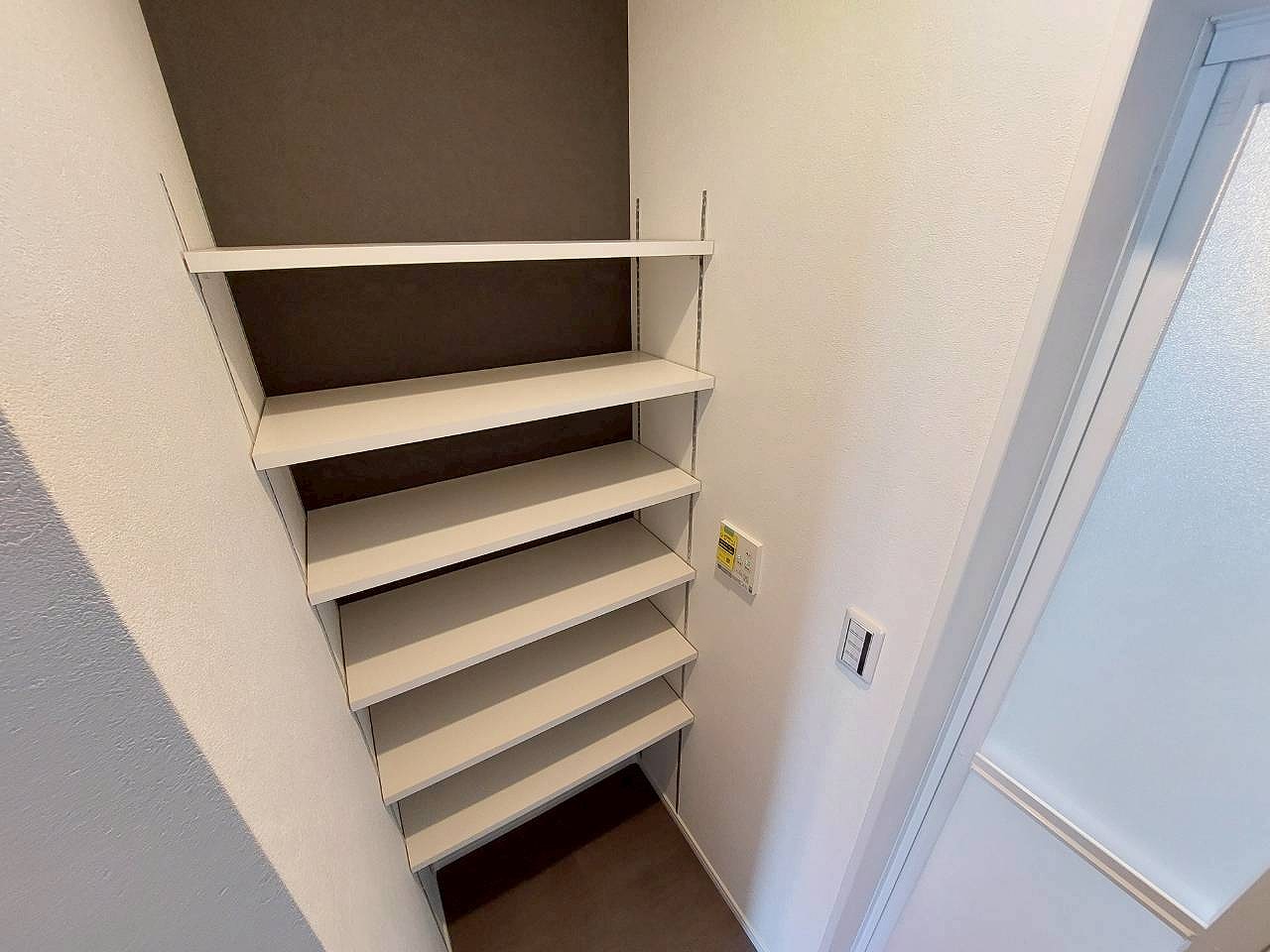 脱衣所棚　可動式で便利です♪